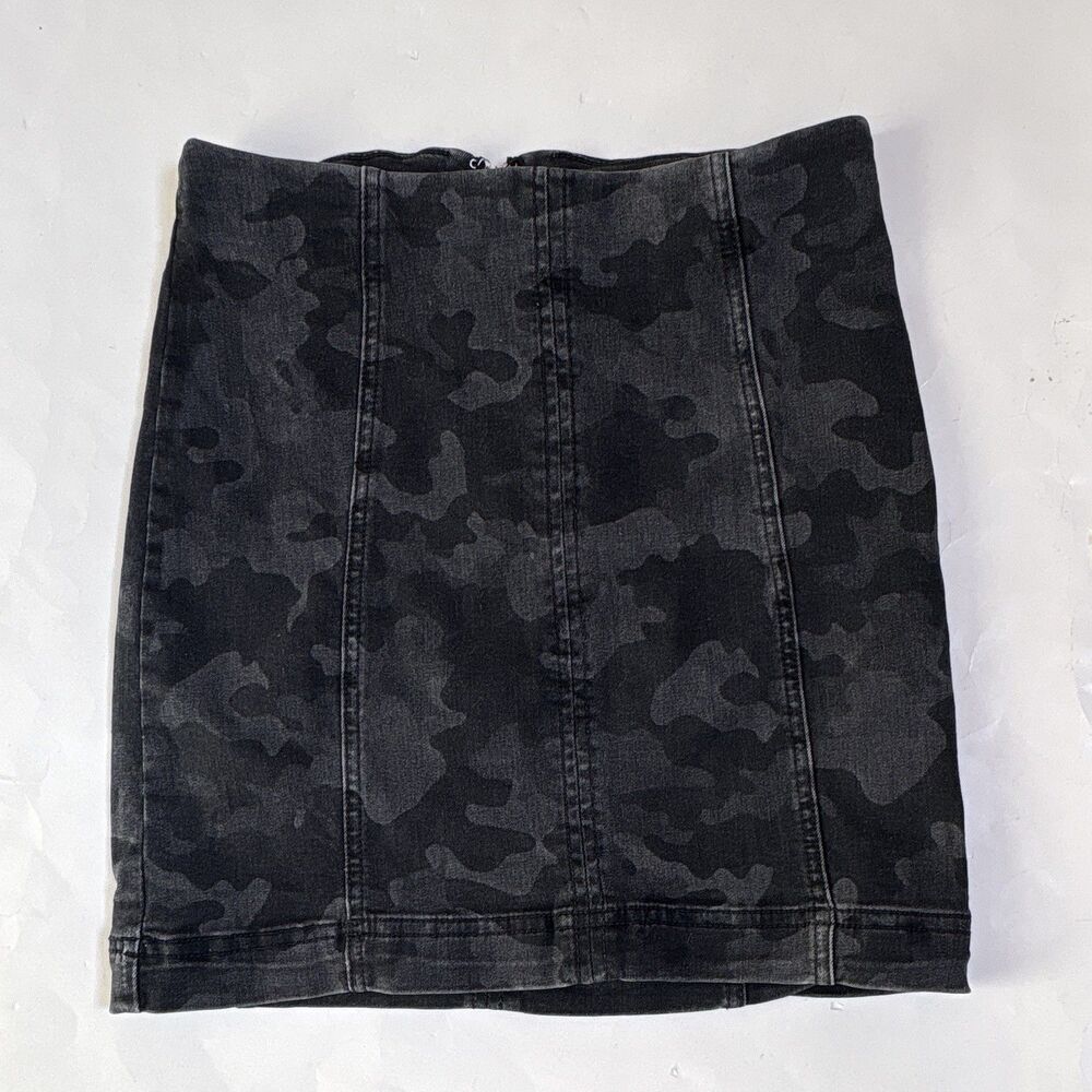 Free People Women's Black Gray Camo Denim Mini Skirt Rear Zip Stretch Size 0